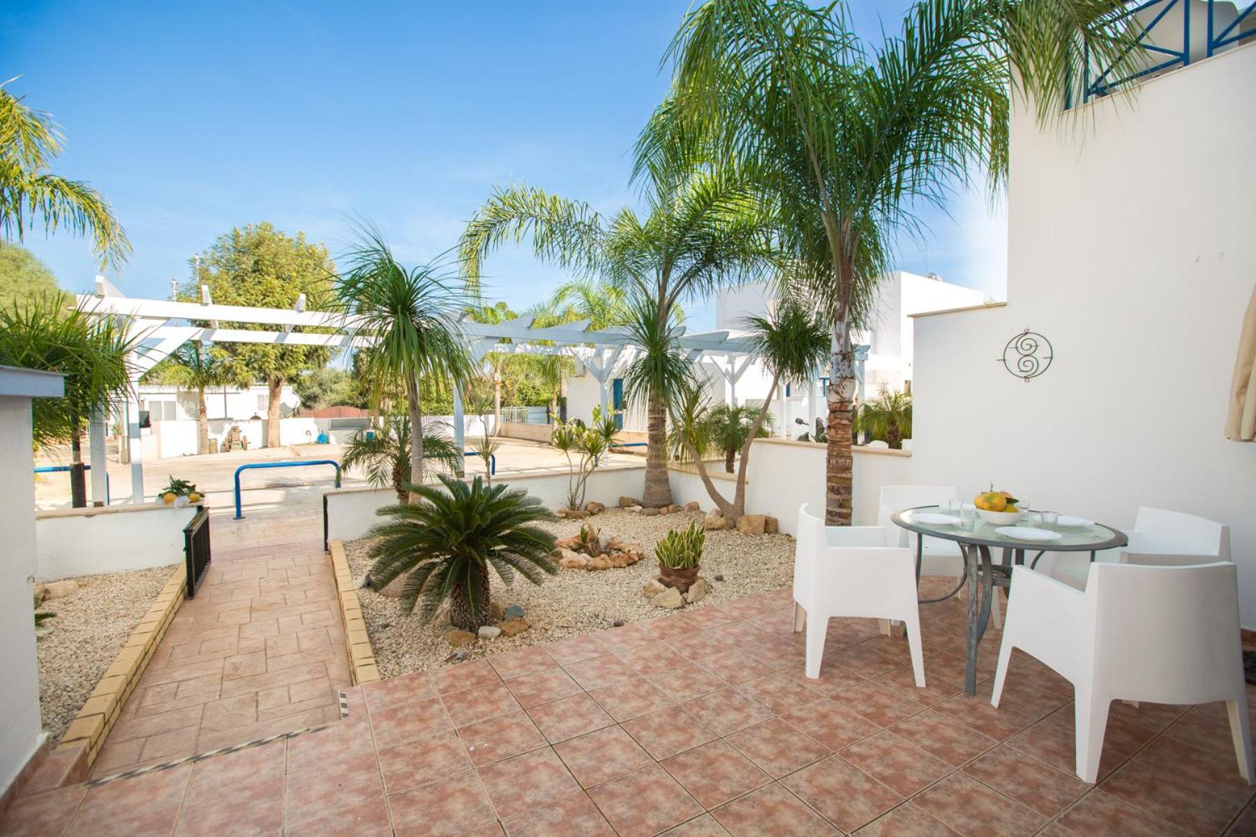 Flouressia Gardens Apart Otel